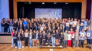 Die Stadt Obertshausen ehrte erfolgreiche Sportlerinnen und Sportler für ihre Leistungen im Jahr 2024. Am Ende kamen alle nochmal fürs Erinnerungsfoto zusammen. Foto: Stadt Obertshausen